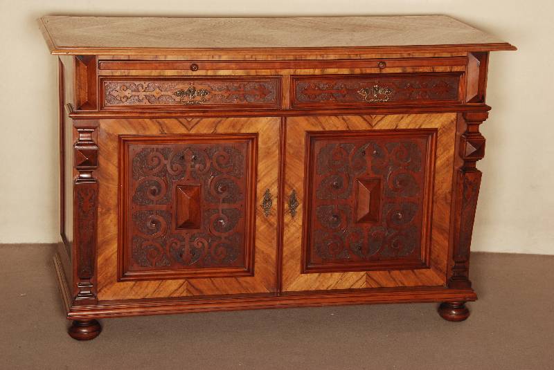 Anrichte bzw. Buffetunterteil, um 1880, GrÜnderzeit, Korpus Weichholz, Nußbaum furniert, auf KugelfÜßen, Fußleiste 3-fach getreppt, Lisenen ...