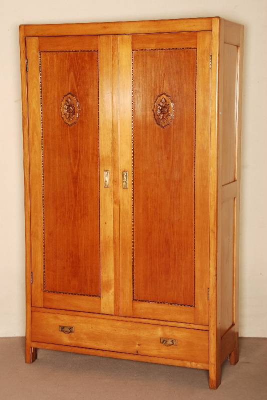 Schrank, um 1920, Buchenholz mit geschnitzten Applikationen in den TÜren und Sockelschublade, Alters- und Gebrauchsspuren, TÜr verzogen, ohne ...