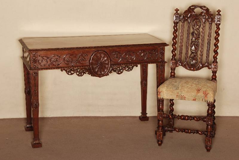Beistell- bzw. Wandtisch, deutsch, um 1910, Mahagoni massiv, Mahagoni furniert, auf konischen Beinen, schuhfÖrmig abgesetzt, breite Zarge mit ...