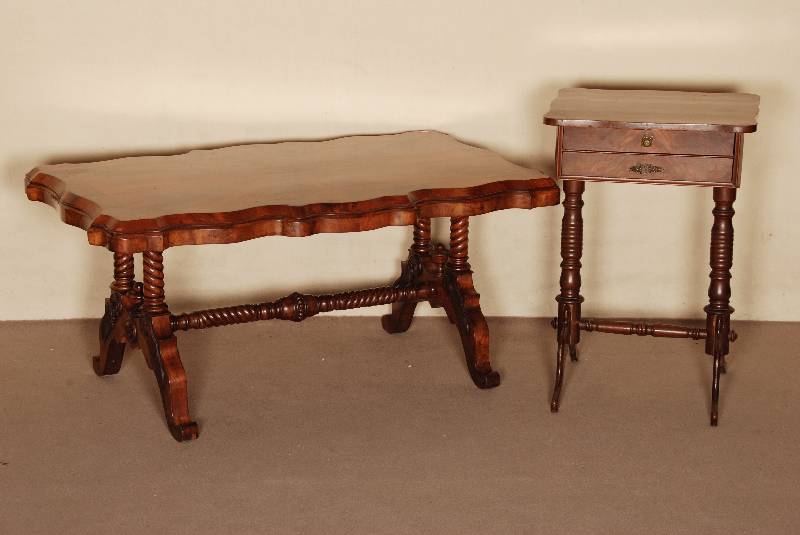 Couchtisch, deutsch um 1860/70, Platte Weichholz, Mahagoni furniert, mit Sonnenstrahlenmotiv, auf 4 SÄulenfÜßen, verstrebt mit sparsamen ...