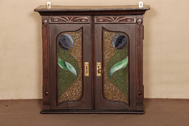 HÄngeschrÄnkchen, deutsch, um 1900, Jugendstil, Korpus Weichholz, Eichefurnier, Lisenen gerillt, in Voluten auslaufend, TÜren mit ...