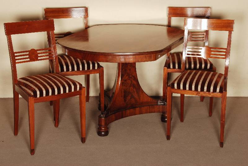 Tisch, deutsch, um 1820, Biedermeier, Platte Mahagoni massiv, Fuß und Zarge z.T. furniert, plateaufÖrmiger Fuß, in Tatzen auslaufend, Tisch ...