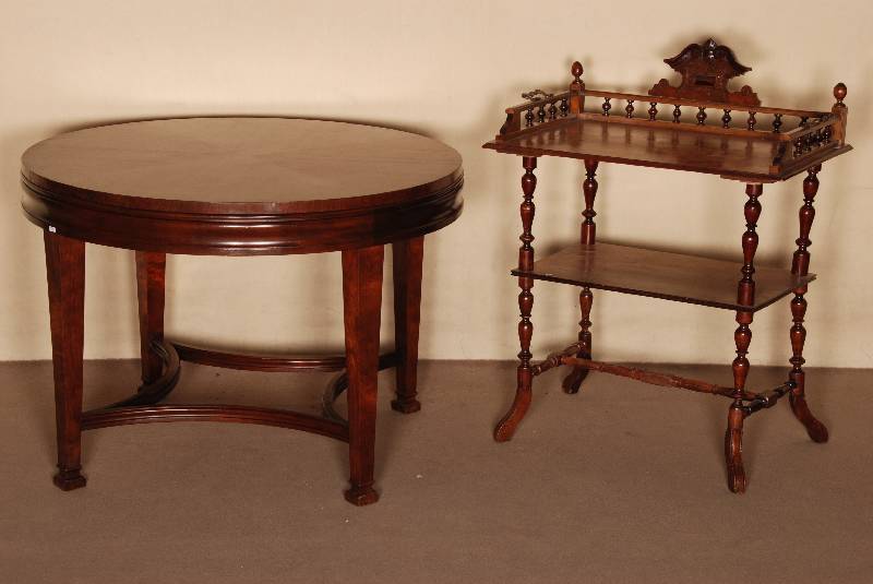 Tisch, deutsch, um 1925, ArtDeco, Korpus Weichholz, Wurzelnußfurnier, konische Beine, bogenfÖrmig verstrebt, Zarge gewÖlbt, Platte gespiegelt, ...