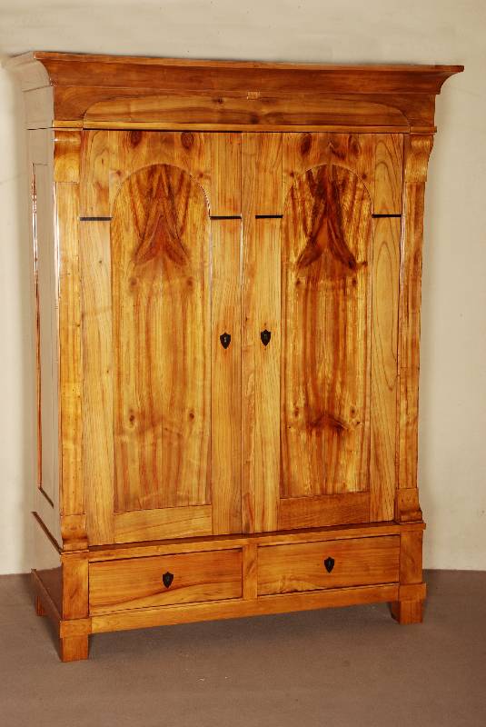 Biedermeierstilschrank, mitteldeutsch/Dresden, um 1820/30, komplett auf Rahmen gearbeitet, unter Verwendung alter HÖlzer, Birne, Kirsche und ...