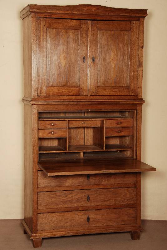 Schreibschrank, deutsch, um 1820/30, Biedermeier, Eiche massiv, auf konischen FÜßen , diese wohl ergÄnzt, gerader Korpus, unter der ...
