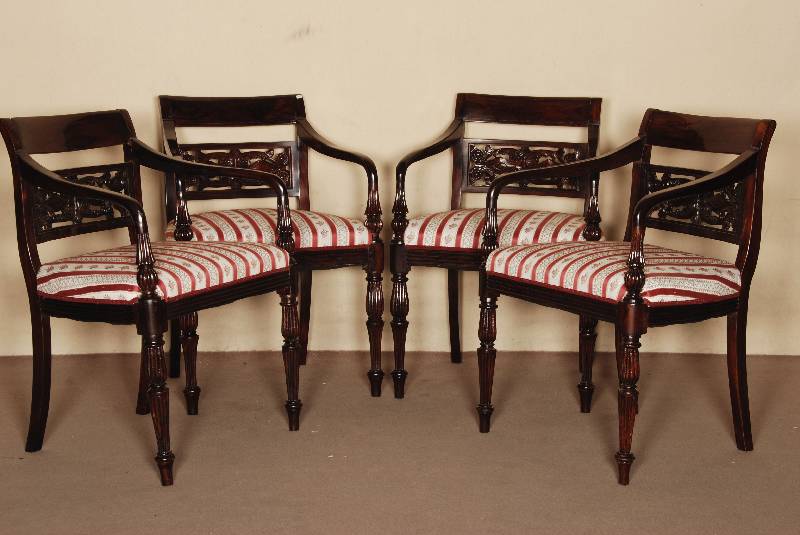 2 ArmlehnstÜhle, England, um 1860, viktorianisch, wohl Palisander massiv, auf gedrechselten Beinen, profiliert, gerade RÜckenlehne verstrebt und ...