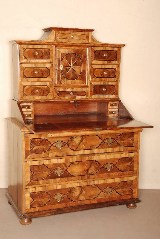 TabernakelsekretÄr, sÜddeutsch, um 1760, a -troi-corps, Korpus Weichholz, Nußbaumfurnier gespiegelt verlegt, Fadenintarsien und Bandelwerk mit ...