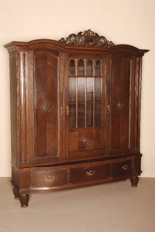Vielzweck- bzw. Bibliotheksschrank, deutsch, um 1910/12, Korpus Eiche und Buche, Eichefurnier gespiegelt verlegt, auf Rahmen gearbeitet, ...