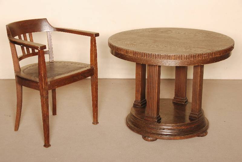 Salon- bzw. Rauchtisch, deutsch, um 1912/14, spÄter Jugendstil, Eiche massiv, Eichefurnier, klassizistisch, 4 rechteckige SÄulen 5-fach gerieft, ...