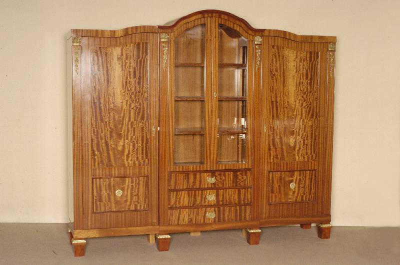 BÜcher- bzw. Mehrzweckschrank, Frankreich, um 1900, Mahagoni massiv, z.T. furniert, auf konischen FÜßen, abgesetzt mit umlaufenden ...