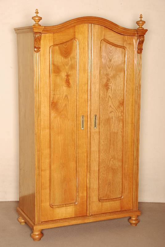 Schrank, um 1880, Eschenholz massiv, zweiÜriger zierlicher Kleiderschrank mit Rundbogengiebel und aufgesteckten Zierteilen, im Inneren 2 ...