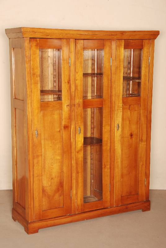 Vitrine, um 1920, Kirschholz massiv, dreitÜriges VitrinenmÖbel mit teilverglasten TÜren, prismierte GlÄser, SchlÖsser z.T. erneuert, Alters- ...