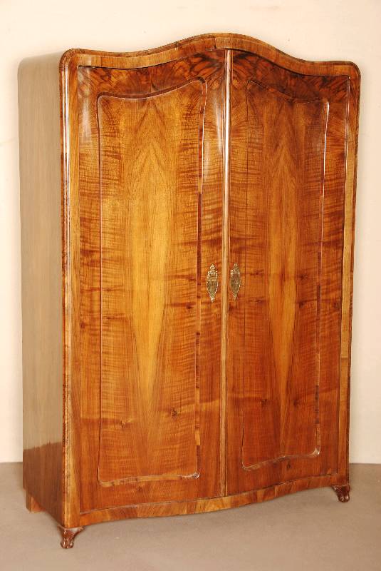 sogenannter Rahmenschrank, Wien, um 1830, Korpus geschweift, Wurzelnußfurnier doppelt gespiegelt verlegt, ausgesuchtes Material von hoher ...