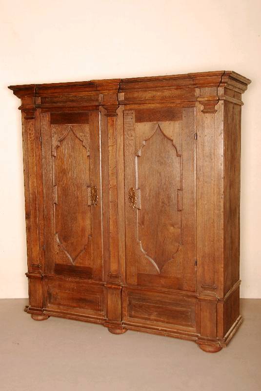 Schrank, deutsch/Gegend Trier, um 1800, Eiche massiv, aufgelegte Lisenen in Form von SÄulen, Abdeckung 3- bzw. 4-fach getreppt, Kopfteil einfach ...