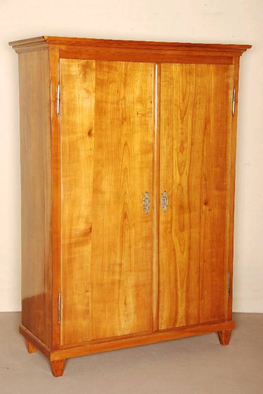 Biedermeierstilschrank, unter Verwendung von alten Teilen der 1. HÄlfte des 19. Jhds., neuzeitlich bearbeitet, Kirschbaum massiv, ...