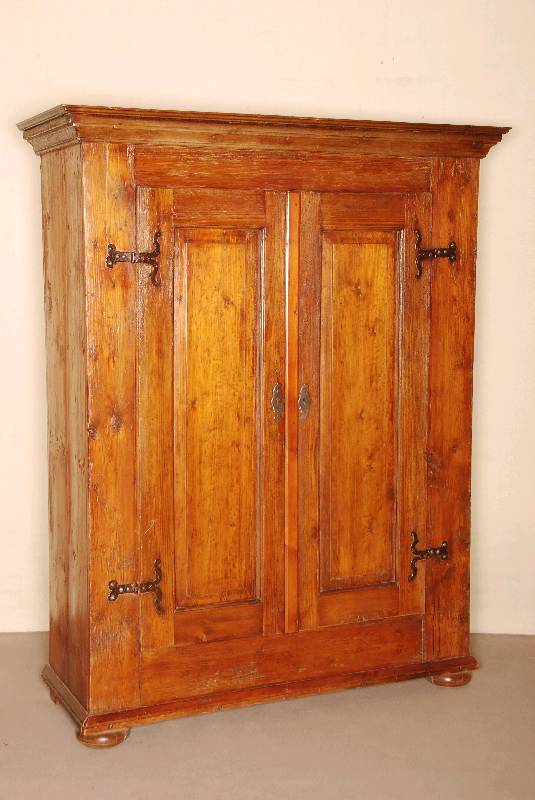 2-tÜriger Kleiderschrank, sÜddeutsch/wohl AllgÄu, um 1820/30, Weichholz, Front auf Rahmen gearbeitet, ursprÜnglich gefaßt, teilrestauriert, ...
