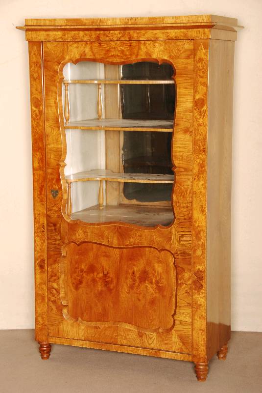 Ziervitrine, wohl Österreich, um 1835/40, Korpus Weichholz, RÜsterwurzelfurnier gespiegelt verlegt, Bandintarsien, BrezelfÜllung hoch ...