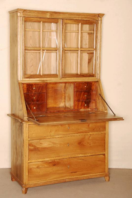 AufsatzmÖbel, westdeutsch, um 1840/70, Ober- und Unterteil ursprÜnglich nicht zusammengehÖrend, Korpus Weichholz bzw. Nußbaum massiv, Oberteil ...