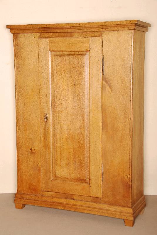 1-tÜriger Schrank, sÜddeutsch/wohl Baden, um 1800/10, Eiche massiv, TÜr auf Rahmen gearbeitet, Inlets doppelt getreppt, z.T. ausgewÄhltes ...