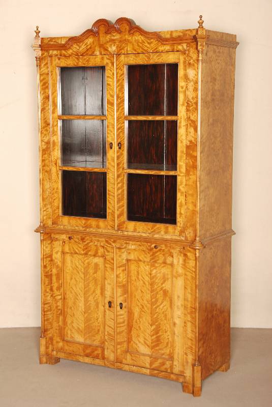 Aufsatzschrank, mitteldeutsch/Sachsen, um 1850/60, Korpus Weichholz, Bergahornfurnier gespiegelt verlegt, TÜr und Fensterausschnitt mit ...