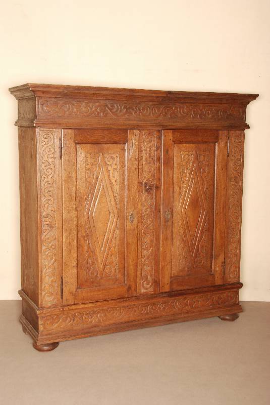 2-tÜriger Kleiderschrank, Niederrhein, um 1820/30, Eiche massiv, Front auf Rahmen gearbeitet, Front mit Flachschnitzereien aus dem Vollholz, ...