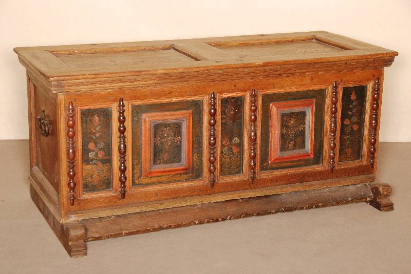 Hochzeitstruhe, wohl Marburg, um 1750, Eiche massiv, Front auf Rahmen gearbeitet, Ausmalungen aus der Zeit, komplett auf Rahmen gearbeitet, ...