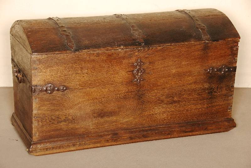 Buckel- bzw. Reisetruhe, deutsch, um 1800, Eiche massiv, original schmiedeeiserne BeschlÄge und Griffe, Fußleiste in der Zeit erneuert, Alters- ...