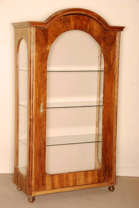 Vitrinenschrank, mitteldeutsch, um 1860, Korpus Weichholz, Wurzelnußfurnier gespiegelt verlegt, Kopf gewÖlbt, einfach gerillt, abgerundete ...