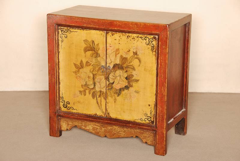 Halbschrank, Asien, um 1920, Ulme massiv, 2 -tÜrig, neu gefaßt, Bemalung z.T. alt, vorstellend Blumenbouquet, Zarge mit Bandelwerk, restauriert, ...