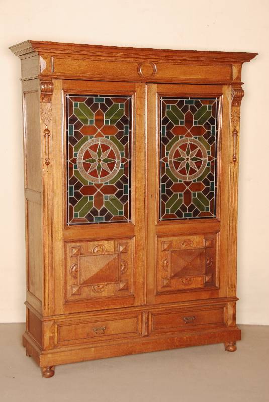 Schrank, Belgien, um 1880, Eiche massiv, Lisenen gerillt, auf KugelfÜßen, 2-schÜbig, TÜren im Unterteil mit prismenfÖrmigen FÜllungen, oben ...