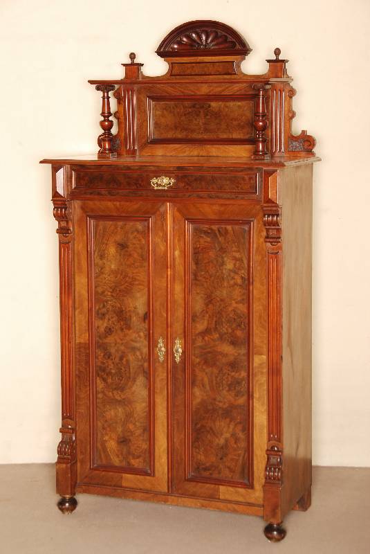 Vertiko mit Aufsatz, deutsch, um 1880, Korpus Weichholz, Nußbaum furniert, z.T. Wurzelnußfurnier, auf KugelfÜßen, Lisenen gerillt, auslaufend ...