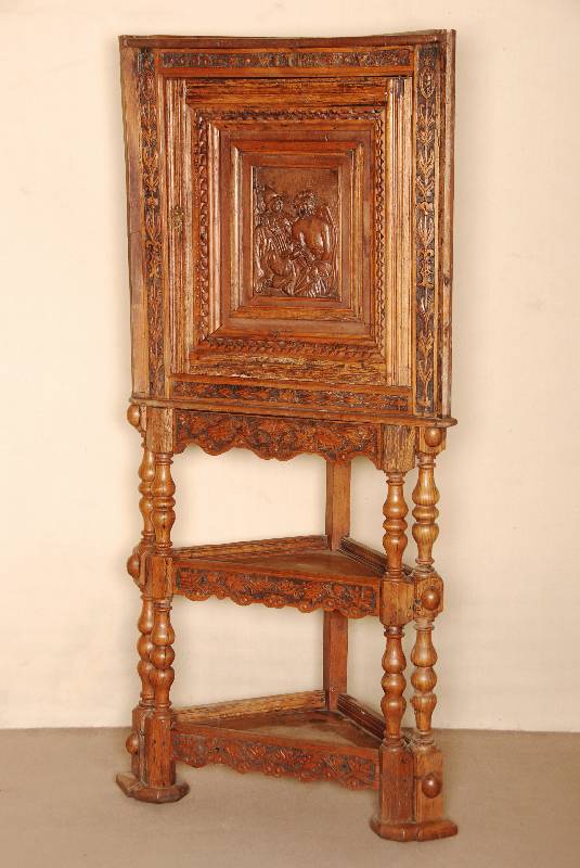 Eckschrank, England, datiert 1720, Eiche und Lindenholz, auf gedrechselten Stollenbeinen, Gebrauchsspuren, schwundrissig, Reste alten Wurmbefalls, ...