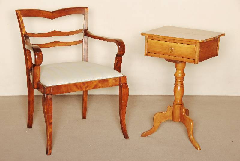 NÄhtisch, deutsch, um 1860, Louis-Philipp, Kirschbaum massiv, auf gedrechselten SÄulenfÜßen, 3-fach ausladend, Platte leicht gebogen und ...