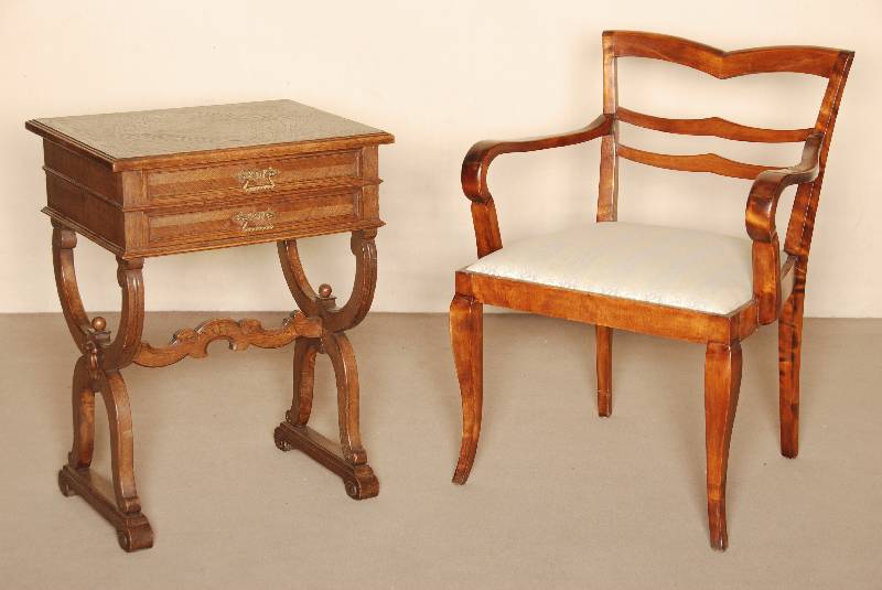 NÄhtisch, deutsch, um 1890, Historismus, Eiche massiv, z.T. furniert, Beine scherenfÖrmig aufgebaut, Oberteil mit 2 Schubladen, Platte ...
