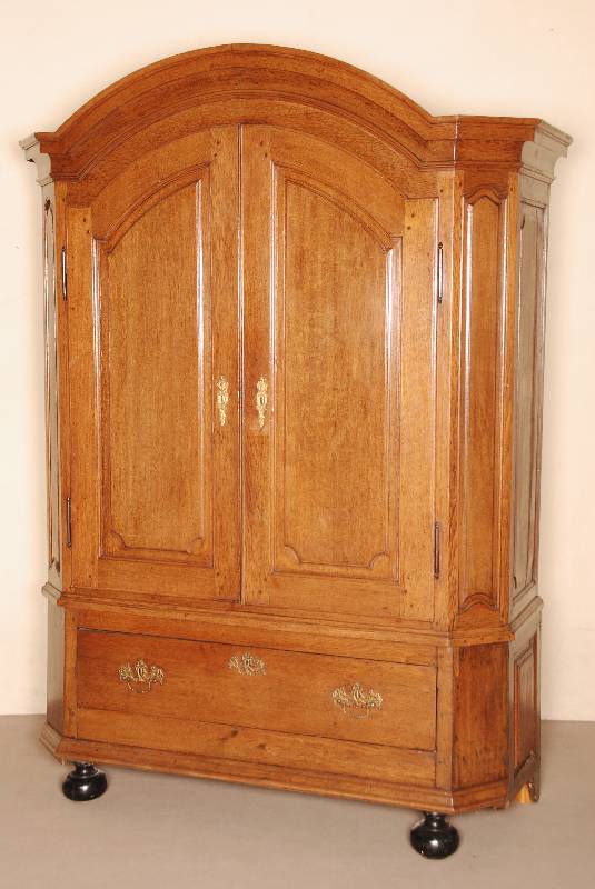 Barockschrank, deutsch, um1760, Eiche massiv , RÜckwand Weichholz, auf KugelfÜßen, diese wohl spÄter, große Schublade, abgeschrÄgte Ecken, ...