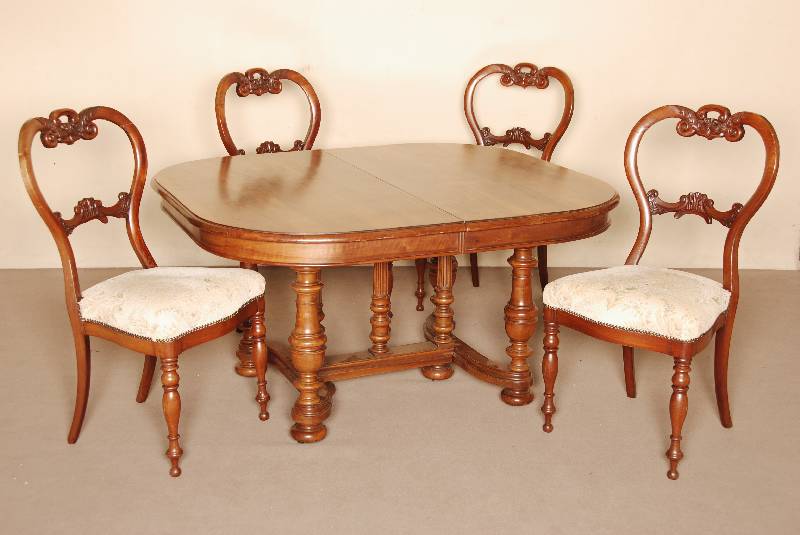 4 StÜhle, deutsch, um 1860/70, Louis -Philippe, Mahagoni massiv, auf gedrechselten Beinen, Zarge gebogen, RÜckenlehne und Verstrebungen mit ...