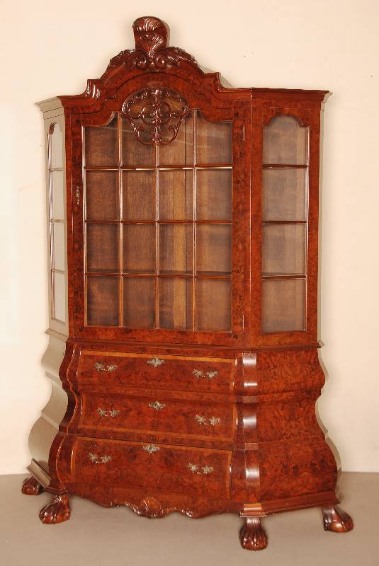 Barockstilvitrine, Holland, um 1950, Korpus Weichholz, z.T. Tischlerplatte, sogenannter Prahlhans, im Stil von 1780, Unterteil bombierte Form, ...
