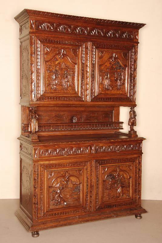 Aufsatzschrank, Frankreich/Bretagne, um 1870 , Kastanienholz massiv, auf KugelfÜßen, TÜrfÜllungen oben und unten geschnitzt mit ...