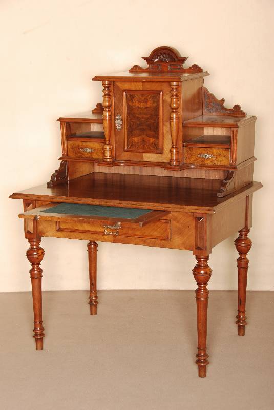Damenschreibtisch mit Aufsatz, deutsch, um 1880, GrÜnderzeit, Korpus Weichholz, Nußbaum furniert, auf 4 gedrechselten Beinen, unter der ...