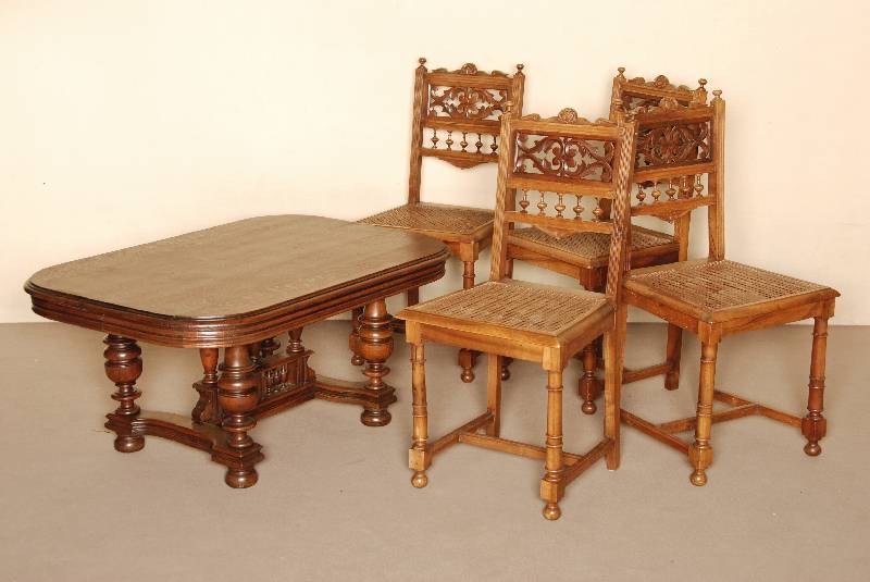 Couchtisch, Frankreich, um 1880, Henry Deux, Eiche massiv, ehemaliger Ausziehtisch, auf gedrechselten Beinen, galeriefÖrmig verstrebt, Zarge ...