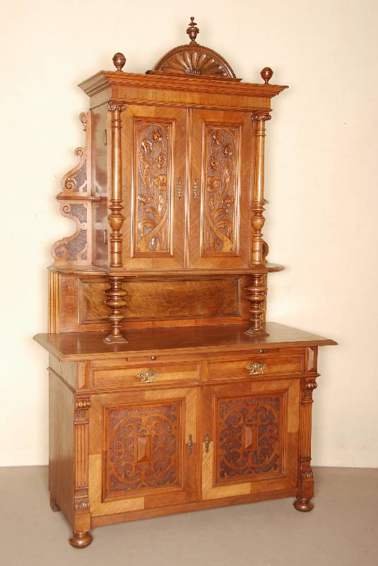 Aufsatzbuffet, deutsch, um 1880, GrÜnderzeit , Korpus Weichholz, Nußbaumfurnier, auf KugelfÜßen, Lisenen in Voluten auslaufend, TÜrfÜllungen ...