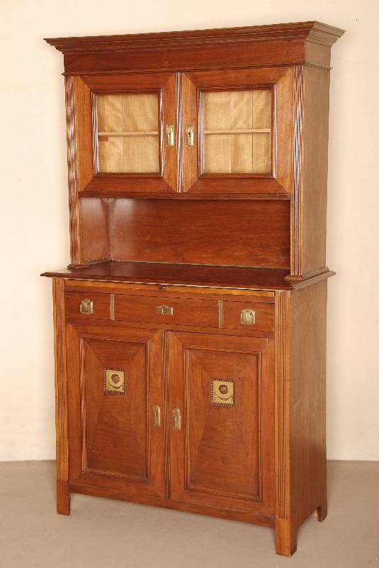 Aufsatzbuffet, deutsch, um 1920, ArtDeco, Designentwurf, Korpus Weichholz, Nußbaum furniert, TÜrfÜllungen pyramidenfÖrmig furniert, in der ...