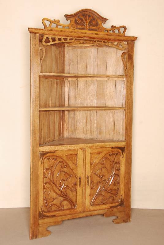 Eckschrank, deutsch, m 1900, Jugendstil, Eiche massiv, RÜckwand z.T. Weichholz/Hartholz , BekrÖnung mit typisch durchbrochenen ...