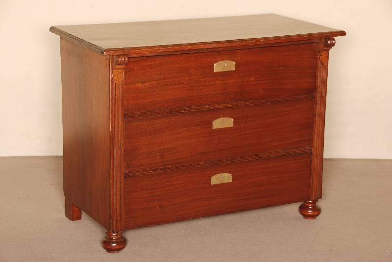 Kommode, deutsch, um 1900, Nußbaumfurnier, auf KugelfÜßen, Lisenen gerillt, in Voluten auslaufend, 3-schÜbig, MÖbel restauriert und gewachst, ...