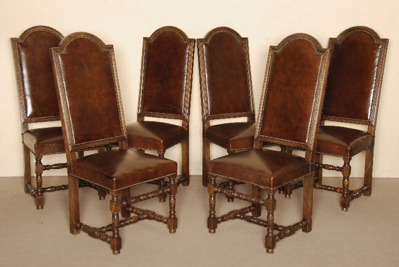 6 EßzimmerstÜhle, England, um 1910, Eiche massiv, reiche Drechselarbeit, Beine untereinander verbunden, Lehne geschweift, brauner ...