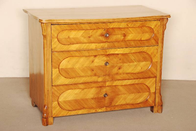 Kommode, deutsch, um 1850, Biedermeier, Korpus Weichholz, Kirschbaum furniert, gespiegelt verlegt, abgeschrÄgte kannelierte Ecken, auslaufend in ...