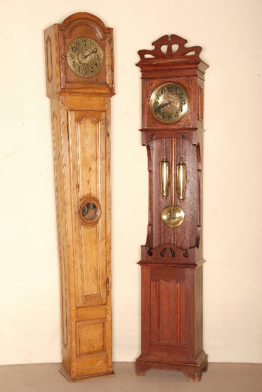 Standuhr, deutsch, datiert 1906, GehÄuse Eiche massiv, z.T. furniert, in typischer Jugendstil-AusfÜhrung, im Pendelschwungbereich vorne offen, ...