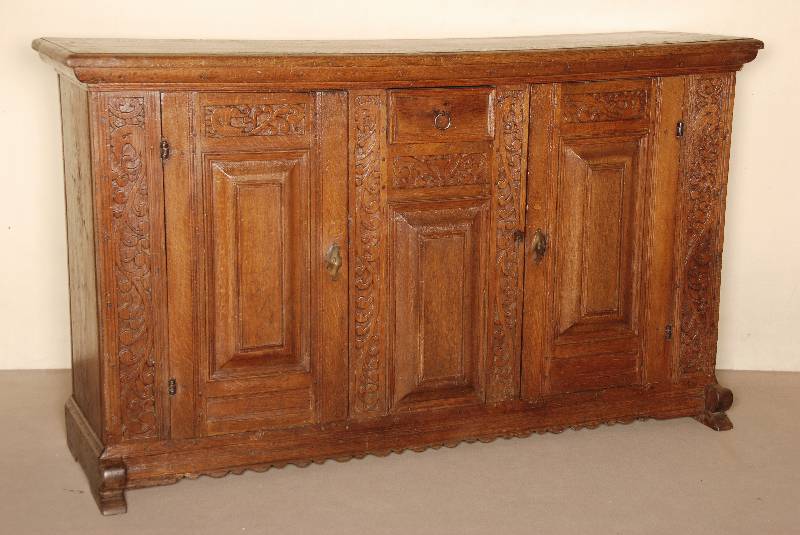 Anrichte, Westfalen, um 1760, ursprÜnglich Unterteil von einem Kannenstock, Eiche massiv, integrierte Schubladen, reich gegliederte Front mit ...