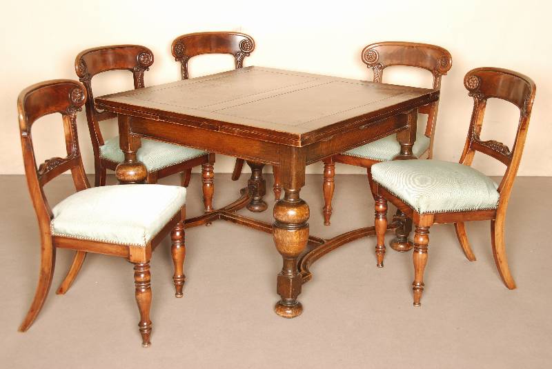 Ausziehtisch, deutsch, um 1910, Eiche massiv , auf Rahmen gearbeitet, Balusterbeine, vielfach gerillt, Anspielung auf Renaissance, stÄrkere ...