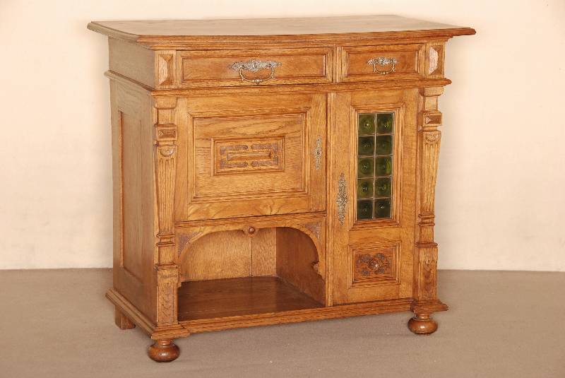 Anrichte bzw. Halbschrank, deutsch, um 1880, Eiche massiv, z.T. furniert, auf KugelfÜßen, Lisenen geschuppt und gerillt, seitlich konisch ...